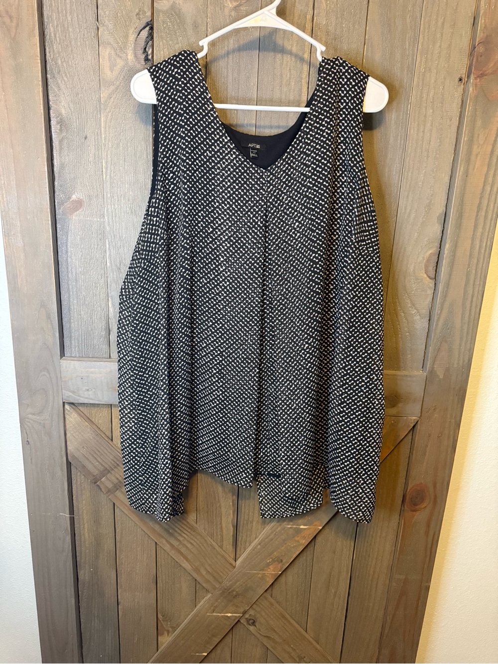 Apt. 9 Black & White V-Neck Sleeveless Dot-Print Tank